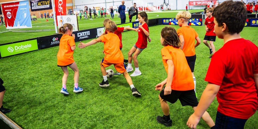 Skolas gaidītas futbola festivālā Rīgā; notiks Grassroots līdera kursi