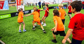 Skolas gaidītas futbola festivālā Rīgā; notiks Grassroots līdera kursi