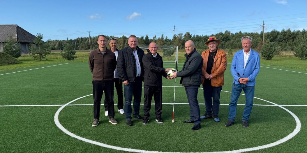 LFF Liepājā realizē inovatīvā seguma futbola laukuma projektu neredzīgajiem