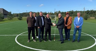 LFF Liepājā realizē inovatīvā seguma futbola laukuma projektu neredzīgajiem