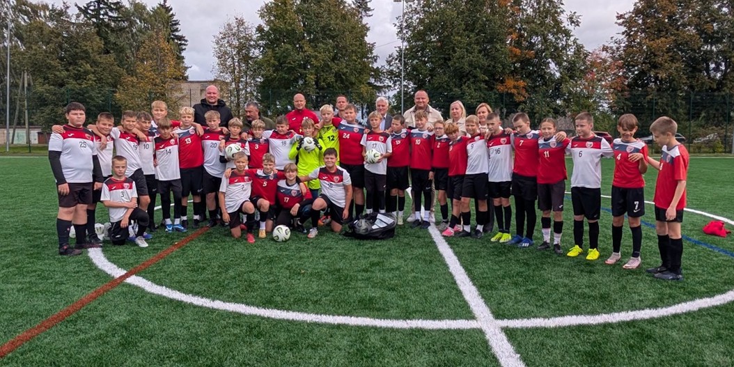 Balvos atjaunots mākslīgā seguma futbola laukums