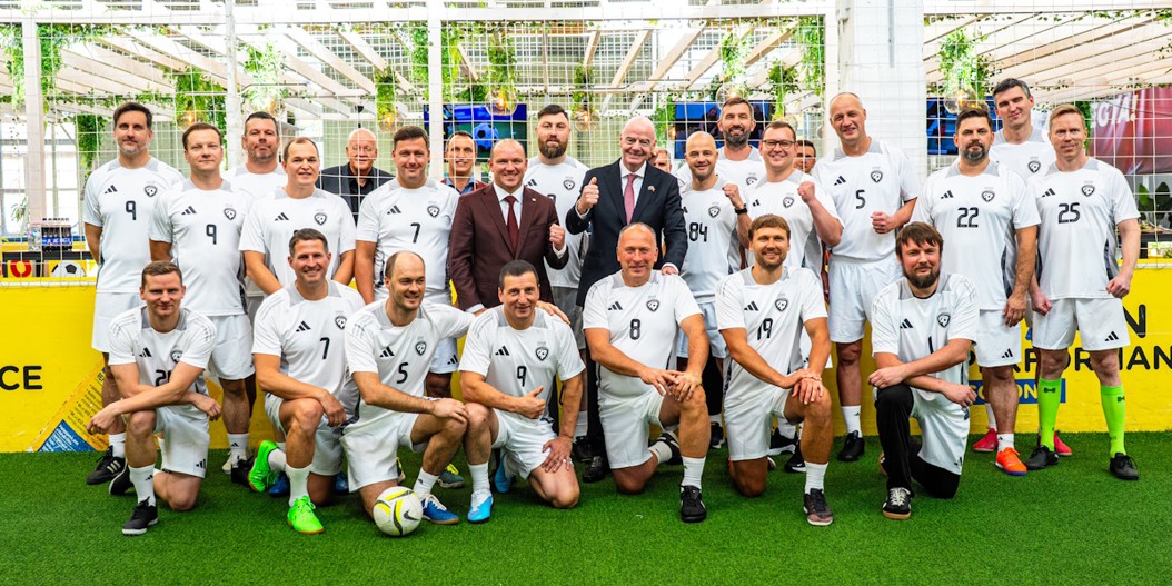 Jau piekto reizi politiķi un pašvaldību pārstāvji satiekas futbola laukumā