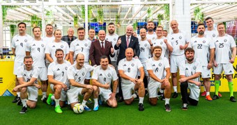 Jau piekto reizi politiķi un pašvaldību pārstāvji satiekas futbola laukumā