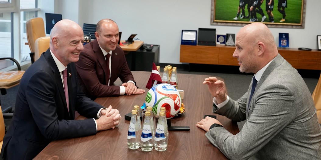 Ministru prezidents Andris Kulbergs tiekas ar FIFA prezidentu