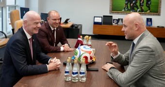 Ministru prezidents Andris Kulbergs tiekas ar FIFA prezidentu
