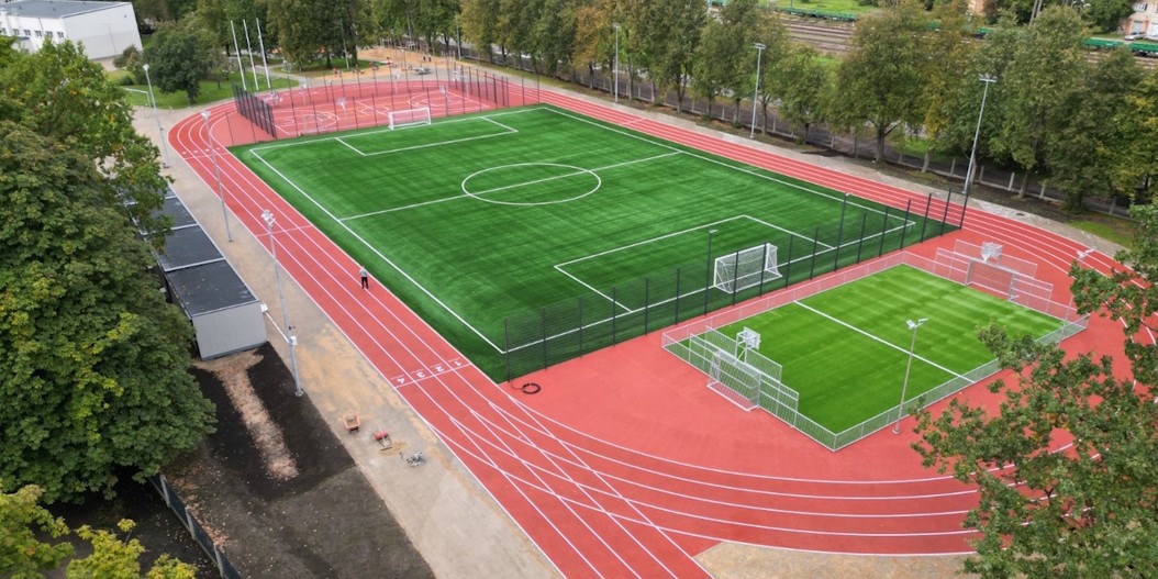 Jauns futbola laukums pie Rīgas 45. vidusskolas